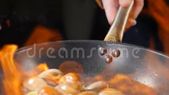 餐厅概念煮火焰菜传统面食与虾蛤蜊布鲁塞尔令人垂涎的意大利面视频的预览图