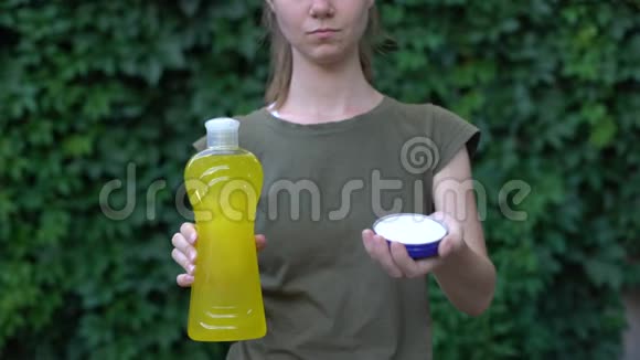 女性更喜欢苏打水而不是化学洗涤剂减少有害化学品的使用视频的预览图