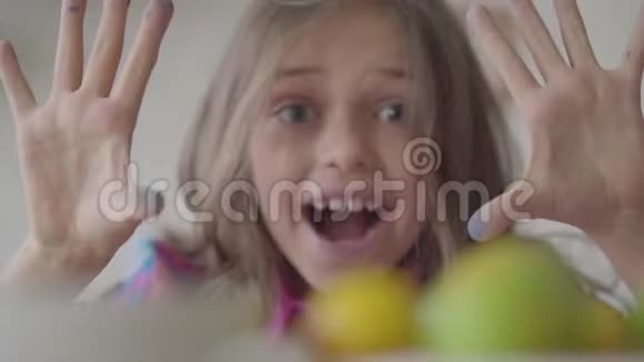 特写可爱的情感小女孩在镜头里看的肖像有趣的孩子创意理念童年视频的预览图