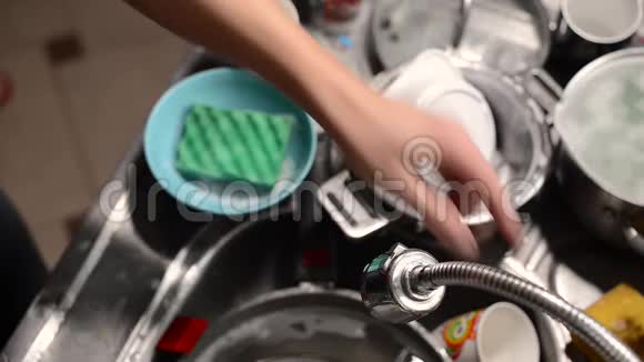 一人洗碗特写在框架内双手擦盘子节约用水不白倒视频的预览图