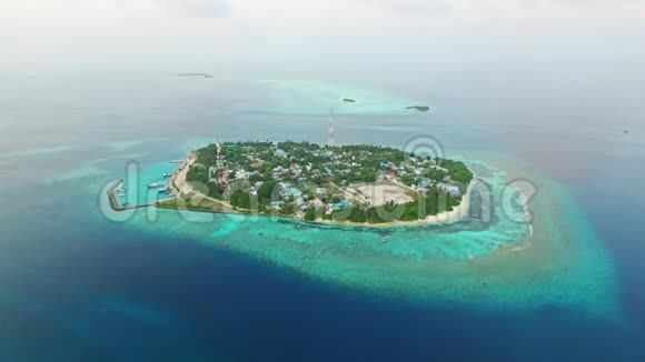 马尔代夫群岛热带海滩鸟瞰图09视频的预览图