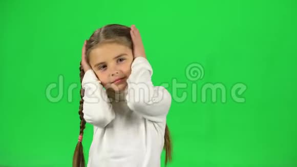 小雌性在绿色屏幕上感到恶心视频的预览图