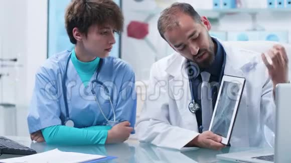 医生给执业护士看数字片及MRICT扫描视频的预览图