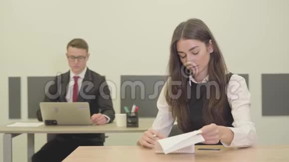 肖像自信的女经理在正式穿着坐在前台的办公桌前从视频的预览图