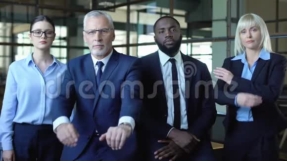 专业律师折叠手臂看相机商业生涯战略视频的预览图