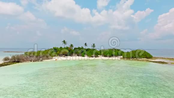 马尔代夫岛热带白沙滩鸟瞰图01视频的预览图