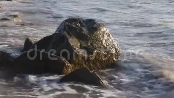 波浪在石头上折断视频的预览图