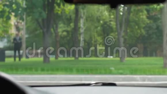 驾驶汽车停在害怕的女性行人前面人为因素事故视频的预览图