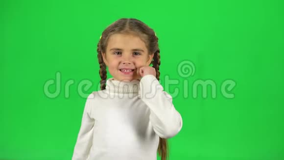 可爱的女孩像绿色屏幕上的工作室一样竖起大拇指视频的预览图