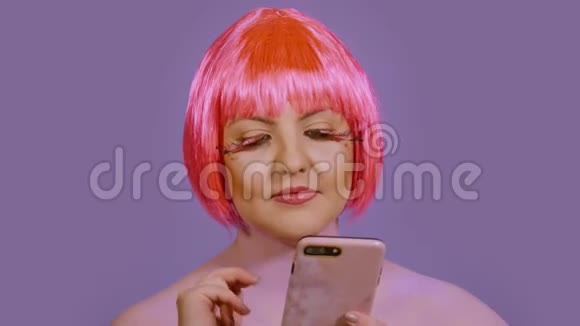 女人在紫色背景下使用手机视频的预览图