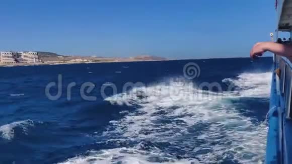 船正在马耳他海岸附近海域航行视频的预览图