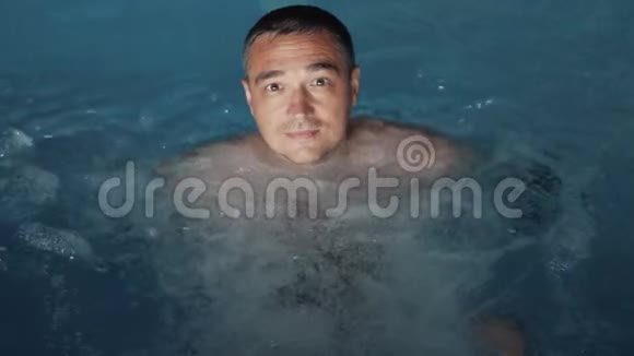 一个人在热水浴缸里放松概念水疗身体按摩游泳池视频的预览图