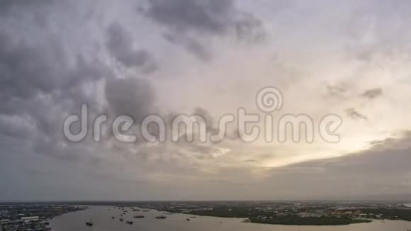 昼夜不停地弯曲着潮菲拉亚河云和阿尔托斯特拉图斯云的运动w运动视频的预览图