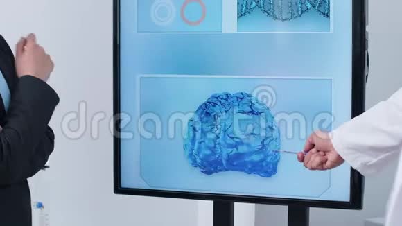关闭科学家手指向三维大脑模拟的镜头视频的预览图