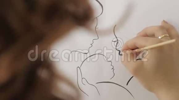 女孩用铅笔在白纸上画一幅画视频的预览图