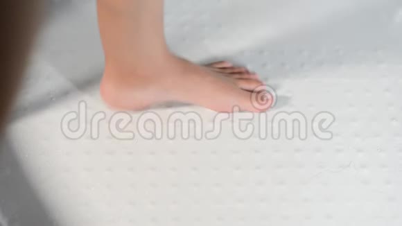 女孩进入淋浴打开淋浴开始用毛巾清洗自己两腿合拢视频的预览图