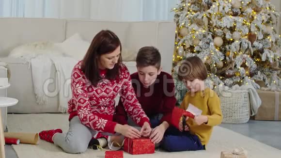 幸福的家庭包装圣诞礼物视频的预览图