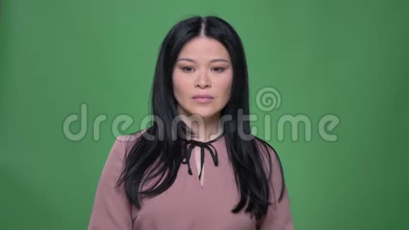 镜头前年轻迷人的韩国女性伤心沮丧的特写镜头视频的预览图