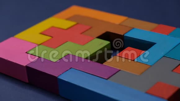 特写慢动作手持一块木块拼图木立方体堆叠复杂而聪明的逻辑概念视频的预览图