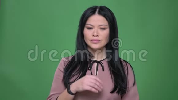 一位年轻迷人的韩国女性在镜头前头痛精疲力竭的特写镜头视频的预览图