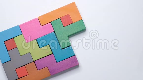 特写慢动作手持一块木块拼图木立方体堆叠复杂而聪明的逻辑概念视频的预览图