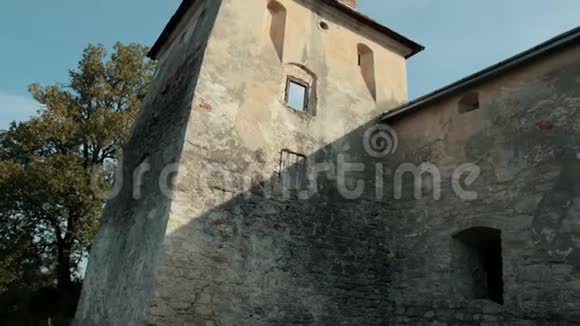 古老的城堡被剥去的黑墙和红色的屋顶视频的预览图