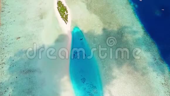 马尔代夫群岛热带海滩鸟瞰图02视频的预览图