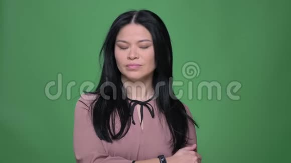 年轻漂亮的亚洲女性特写镜头黑发被激怒并说没有挥手看着她的头视频的预览图