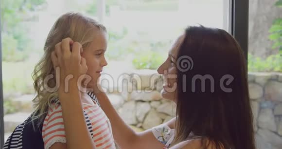 女儿在离家上学前拥抱母亲4k视频的预览图