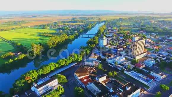 飞渡小镇蓝河和美丽的风景视频的预览图