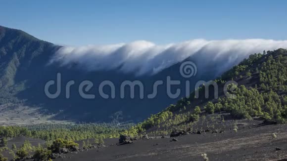 拉帕尔马岛著名的云瀑布视频的预览图