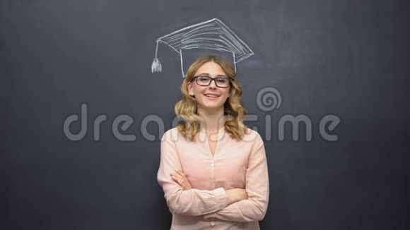 聪明的女孩站在黑板上的学术帽图片上教育计划视频的预览图