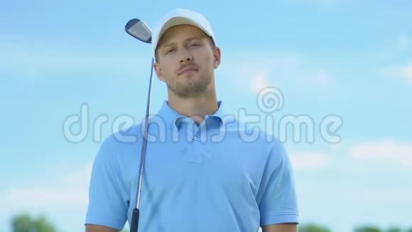 高尔夫球手用球杆对着镜头微笑训练课程视频的预览图
