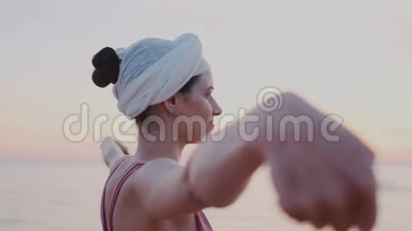 快关门印度或亚洲年轻女性在垫子上练习昆达里尼瑜伽头上戴着头巾体操训练视频的预览图