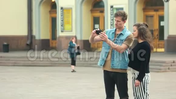 年轻漂亮的夫妇在城市户外自拍视频的预览图