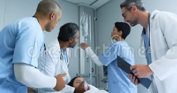 一组医生在病床上为一名病人工作视频的预览图
