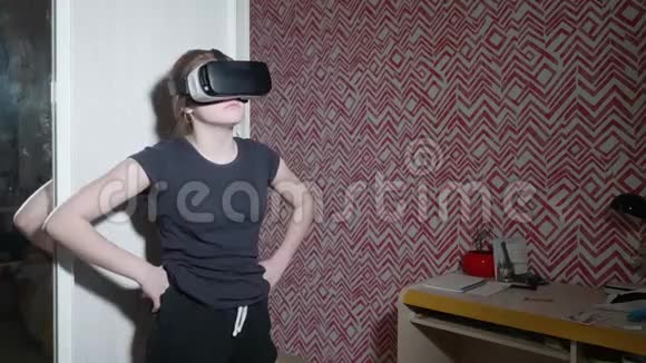 戴着VR眼镜的白种人女孩转过身来因为她害怕所以她才有更好的视野视频的预览图
