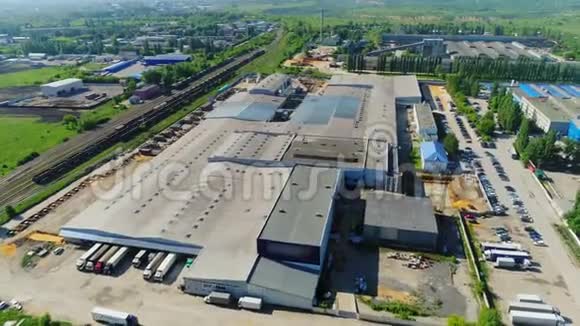 靠近公路和铁路航空全景的工厂仓库视频的预览图