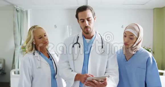 三名医生使用4k病房的平板电脑视频的预览图