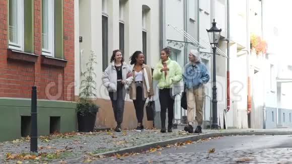 混合种族女朋友在德国街头散步视频的预览图