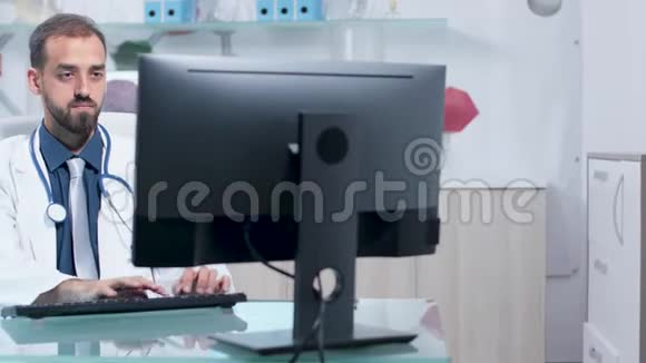 在他现代化的办公室里工作的医生视频的预览图