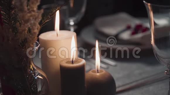 桌子上的蜡烛被吹灭了黑暗中的光线燃烧着神秘的风吹灭了它慢动作视频的预览图