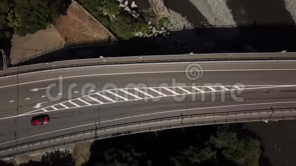 俯视图桥上交通2车道有车视频的预览图