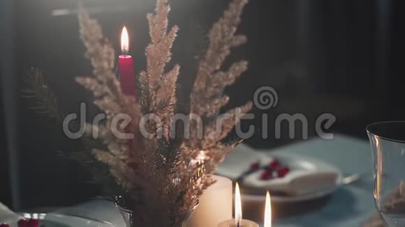 在木桌上点蜡烛黑暗中的蜡烛火焰慢慢倒转相机慢动作视频的预览图