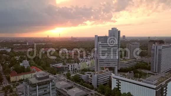 一架无人机在慕尼黑上空捕捉到令人印象深刻的日落景色视频的预览图