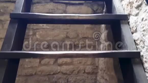 中世纪的木楼梯视频的预览图