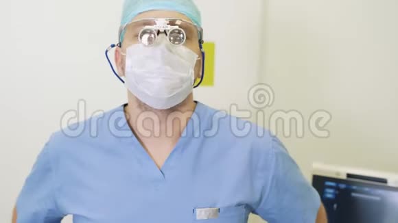 医生摘下放大镜和无菌面罩对着镜头微笑视频的预览图