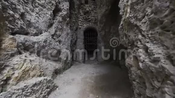 德林库尤地下城是土耳其卡帕多西亚一座古老的多层次洞穴城市视频的预览图
