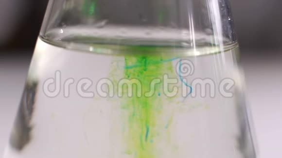在烧瓶中涂上漂亮的化学反应视频的预览图