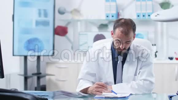 一位医生在一间现代化的办公室里和一个病人开了一个转换站视频的预览图